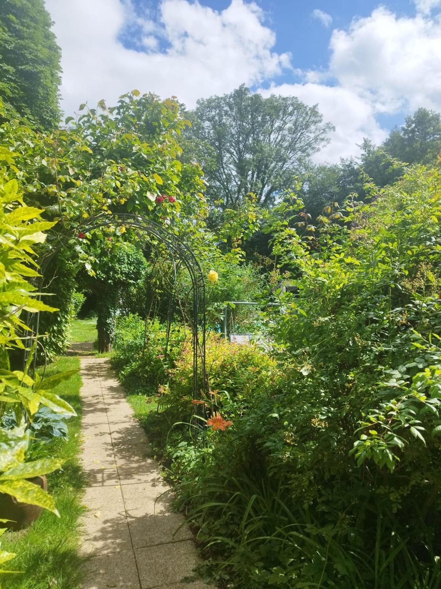 Bed and Breakfast Il Etait Une Fois Un Jardin Saint-Fargeau  Exterior foto